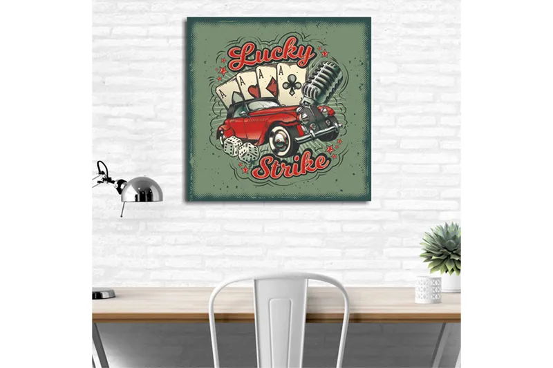 Canvas-taulu 45x45 cm - Retroauto pelikorteilla ja mikrofonilla leikkisässä sommitelmassa - Punainen / Vihreä / Musta - Sisustustuotteet - Taulu & taide - Canvas-taulu