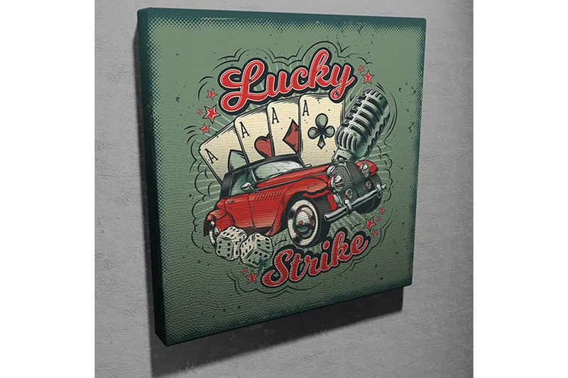 Canvas-taulu 45x45 cm - Retroauto pelikorteilla ja mikrofonilla leikkisässä sommitelmassa - Punainen / Vihreä / Musta - Sisustustuotteet - Taulu & taide - Canvas-taulu