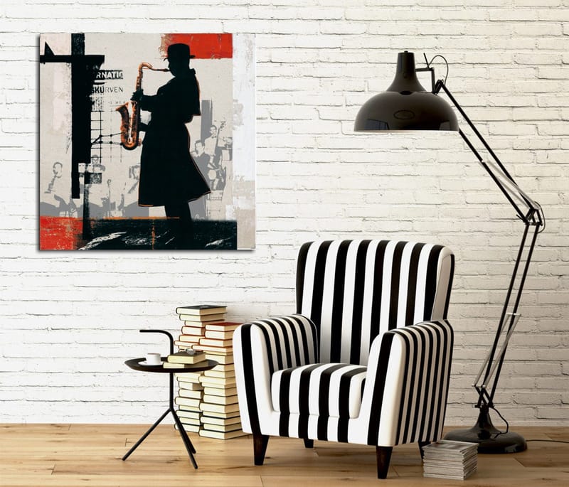 Canvas-taulu 45x45 cm - Saksofonistin siluetti kaupunkiympäristössä, Musta / Punainen / Beige