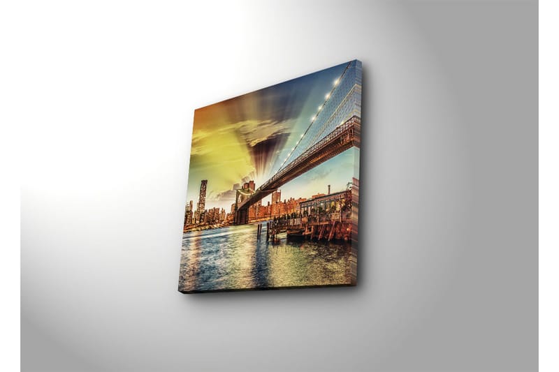 Canvas-taulu 45x45 cm - Silta kimmeltävän veden pinnan yli, taustalla kaupungin siluetti - Kulta / Sininen / Vihreä - Sisustustuotteet - Taulu & taide - Canvas-taulu