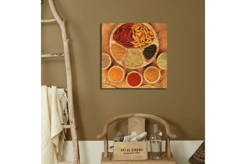 Canvas-taulu 45x45 cm - Värikäs kokoelma mausteita ja yrttejä pyöreällä lautasella - Punainen / Keltainen / Ruskea - Sisustustuotteet - Taulu & taide - Canvas-taulu