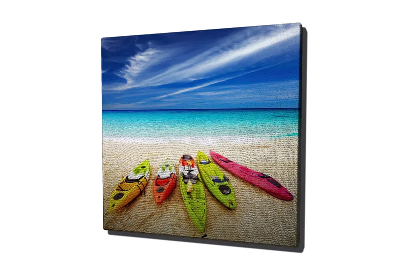 Canvas-taulu 45x45 cm - Värikkäitä kajakkeja hiekkarannalla meren rannalla, Sininen / Vihreä / Keltainen