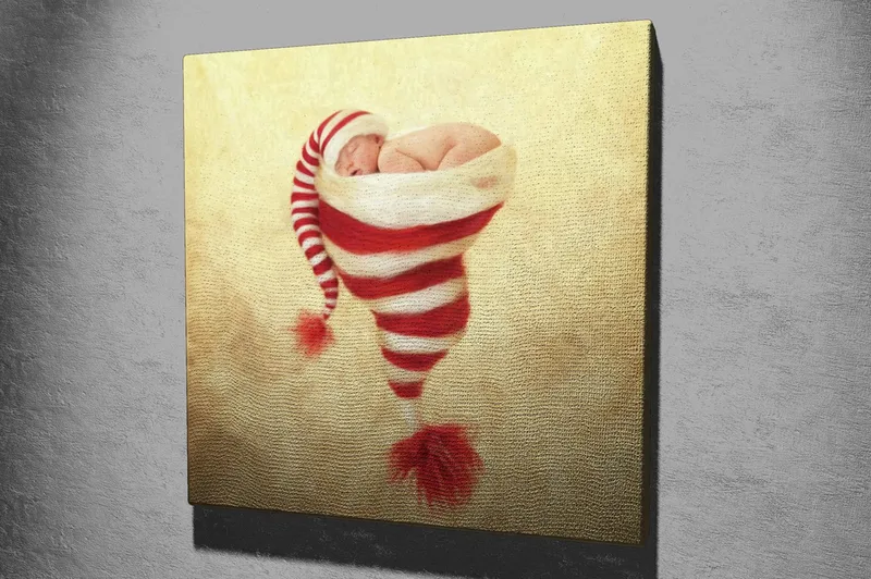 Canvas-taulu 45x45 cm - Vastasyntynyt vauva joululakki punavalkoisilla raidoilla - Punainen / Valkoinen / Beige - Sisustustuotteet - Taulu & taide - Canvas-taulu