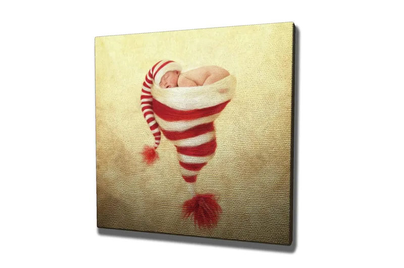 Canvas-taulu 45x45 cm - Vastasyntynyt vauva joululakki punavalkoisilla raidoilla, Punainen / Valkoinen / Beige