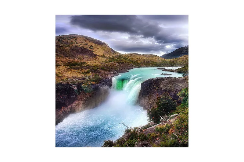 Canvas-taulu 45x45 cm - Vesiputous rehevien vuorten ja laaksojen ympäröimänä - Turkoosi / Vihreä / Tummanharmaa - Sisustustuotteet - Taulu & taide - Canvas-taulu