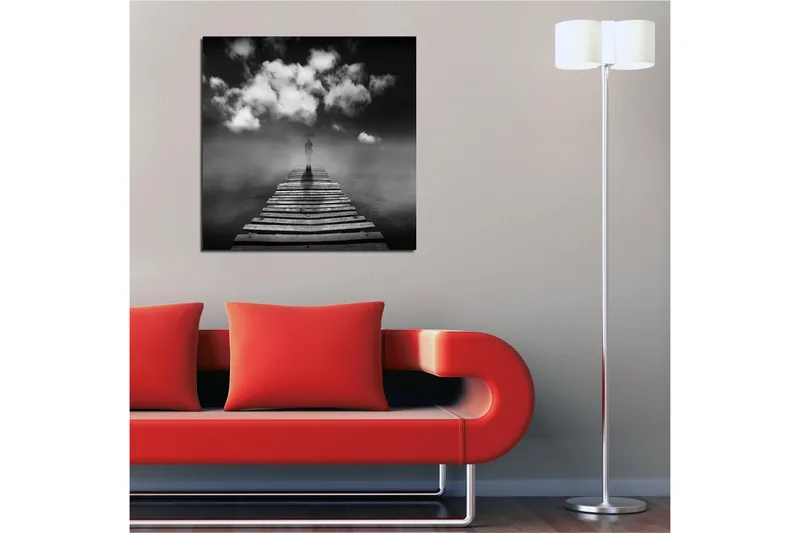 Canvas-taulu 45x45 cm - Yksinäinen hahmo sateenvarjon kanssa puisella sillalla dramaattisten pilvien alla - Musta / Valkoinen / Harmaa - Sisustustuotteet - Taulu & taide - Canvas-taulu