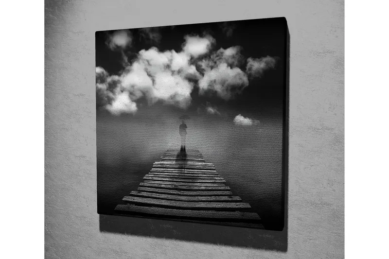 Canvas-taulu 45x45 cm - Yksinäinen hahmo sateenvarjon kanssa puisella sillalla dramaattisten pilvien alla - Musta / Valkoinen / Harmaa - Sisustustuotteet - Taulu & taide - Canvas-taulu