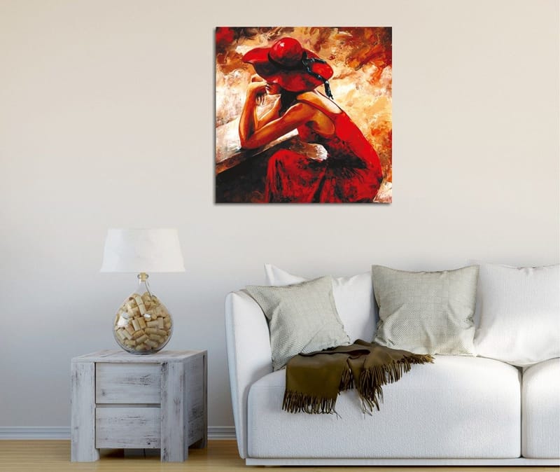 Canvas-taulu 45x45 cm - Punainen mekko ja punainen hattu -nainen nojaa penkkiin, Punainen / Beige / Musta