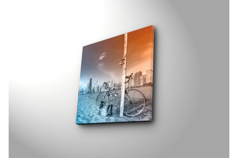 Canvas-taulu 45x45 cm - Polkupyörä nojaa tolppaan, taustalla kaupungin siluetti - Sininen / oranssi - Sisustustuotteet - Taulu & taide - Canvas-taulu