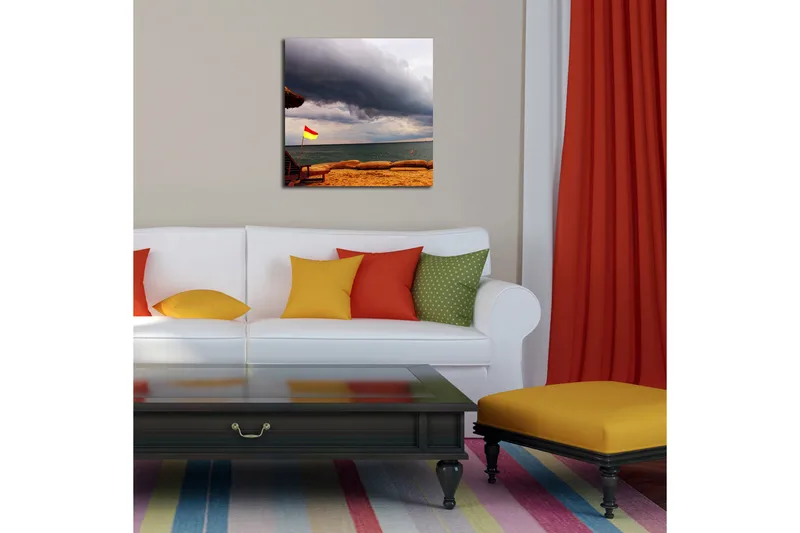 Canvas-taulu 45x45 cm - Punainen ja keltainen lippu rannalla, taustalla tummia pilviä - Tummanharmaa / Punainen / Keltainen - Sisustustuotteet - Taulu & taide - Canvas-taulu