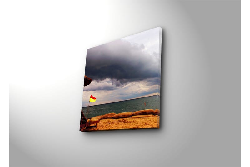 Canvas-taulu 45x45 cm - Punainen ja keltainen lippu rannalla, taustalla tummia pilviä - Tummanharmaa / Punainen / Keltainen - Sisustustuotteet - Taulu & taide - Canvas-taulu