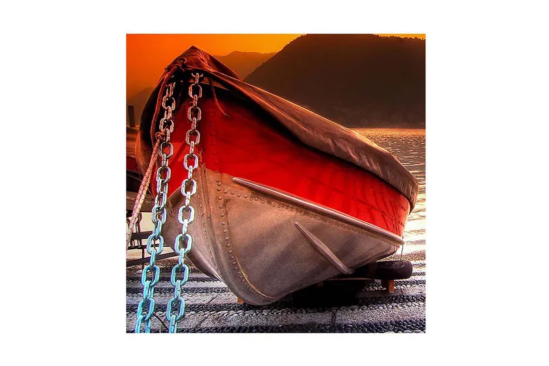 Canvas-taulu 45x45 cm - Punaharmaapintainen vene auringonlaskun valossa, Punainen / Harmaa