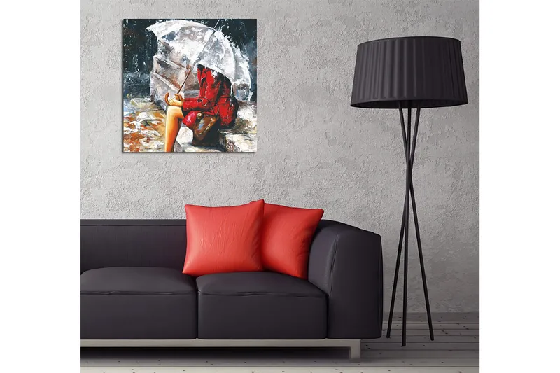 Canvas-taulu 45x45 cm - Punatakkinen nainen istuu sateenvarjon alla sateessa - Punainen / Harmaa / Beige - Sisustustuotteet - Taulu & taide - Canvas-taulu