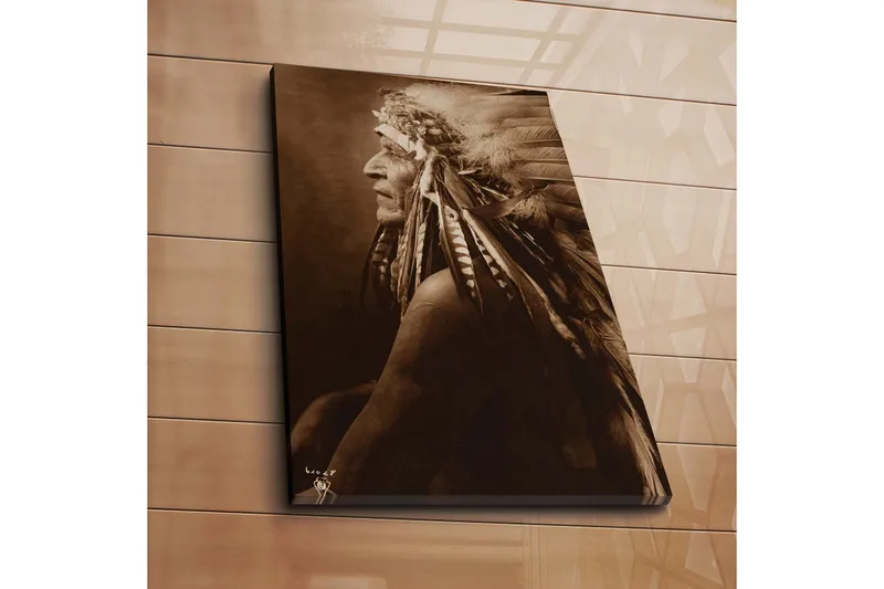 Canvas-taulu 45x70 cm - Intiaanipäällikön muotokuva höyhenillä hiuksissaan, Ruskea / Beige / Musta