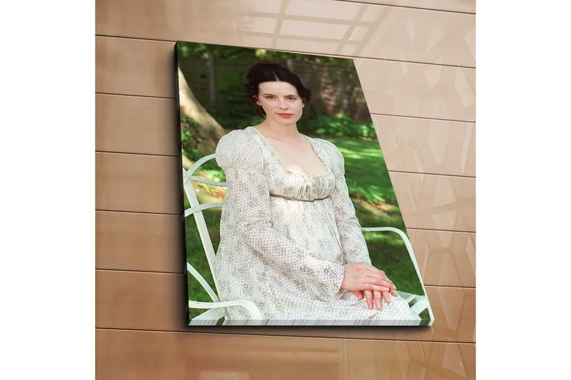 Canvas-taulu 45x70 cm - Muotokuva naisesta kirkkaanvärisessä mekossa, Vaaleanbeige / Valkoinen / Vihreä