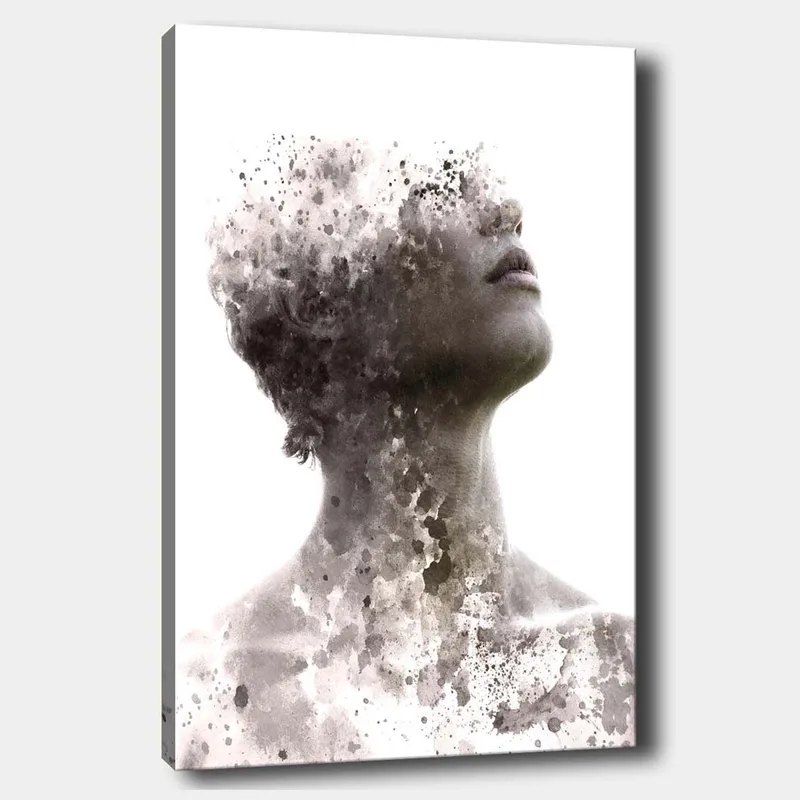 Canvas taulu 70x100 cm - Abstrakti muotokuva ihmisestä, jossa kasvot katoavat vähitellen värien ja muotojen sumuun, Harmaa / Musta / Valkoinen