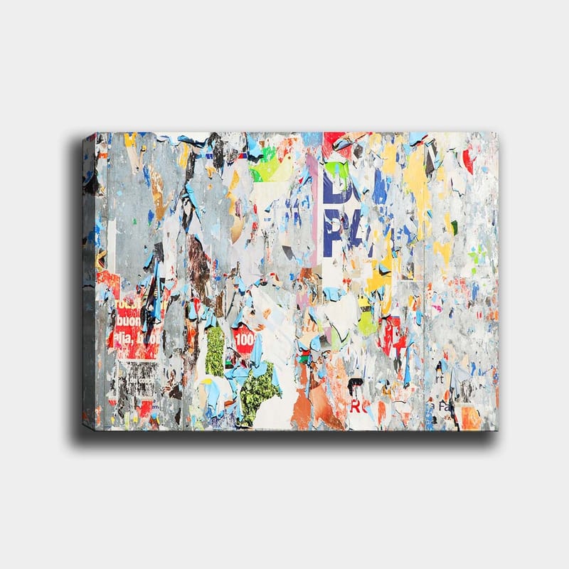 Canvas taulu 70x100 cm - Abstrakti sommitelma värikkäistä, kuluneista julisteista ja tarroista, jotka luovat dynaamisen ja teksturoidun pinnan - Harmaa / Sininen / Oranssi - Sisustustuotteet - Taulu & taide - Canvas-taulu