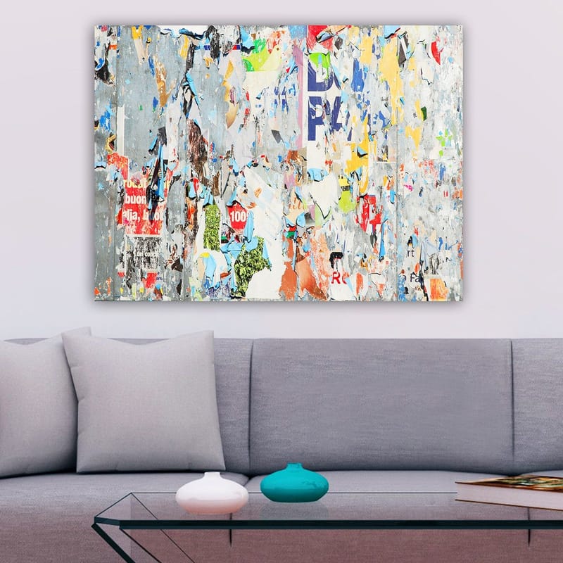 Canvas taulu 70x100 cm - Abstrakti sommitelma värikkäistä, kuluneista julisteista ja tarroista, jotka luovat dynaamisen ja teksturoidun pinnan, Harmaa / Sininen / Oranssi