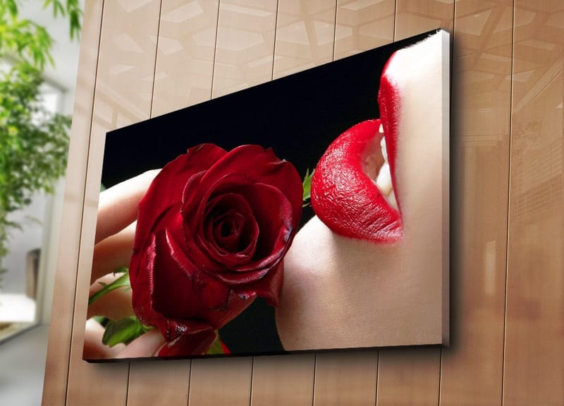 Canvas taulu 70x100 cm - Aistillinen lähikuva ruususta lähellä huulta punaisella huulipunalla - Punainen / Vihreä - Sisustustuotteet - Taulu & taide - Canvas-taulu