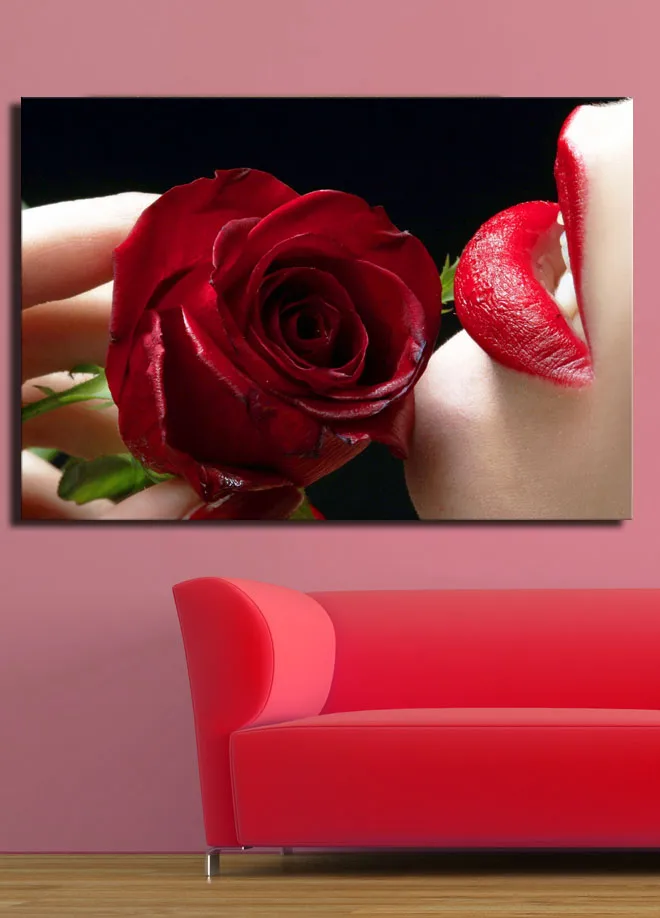 Canvas taulu 70x100 cm - Aistillinen lähikuva ruususta lähellä huulta punaisella huulipunalla - Punainen / Vihreä - Sisustustuotteet - Taulu & taide - Canvas-taulu