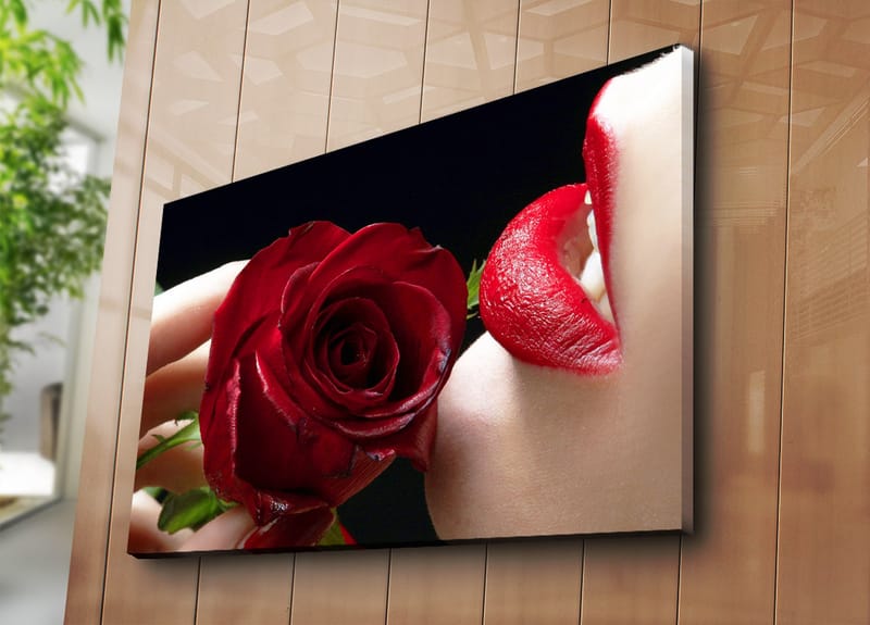 Canvas taulu 70x100 cm - Aistillinen lähikuva ruususta lähellä huulta punaisella huulipunalla - Punainen / Vihreä - Sisustustuotteet - Taulu & taide - Canvas-taulu