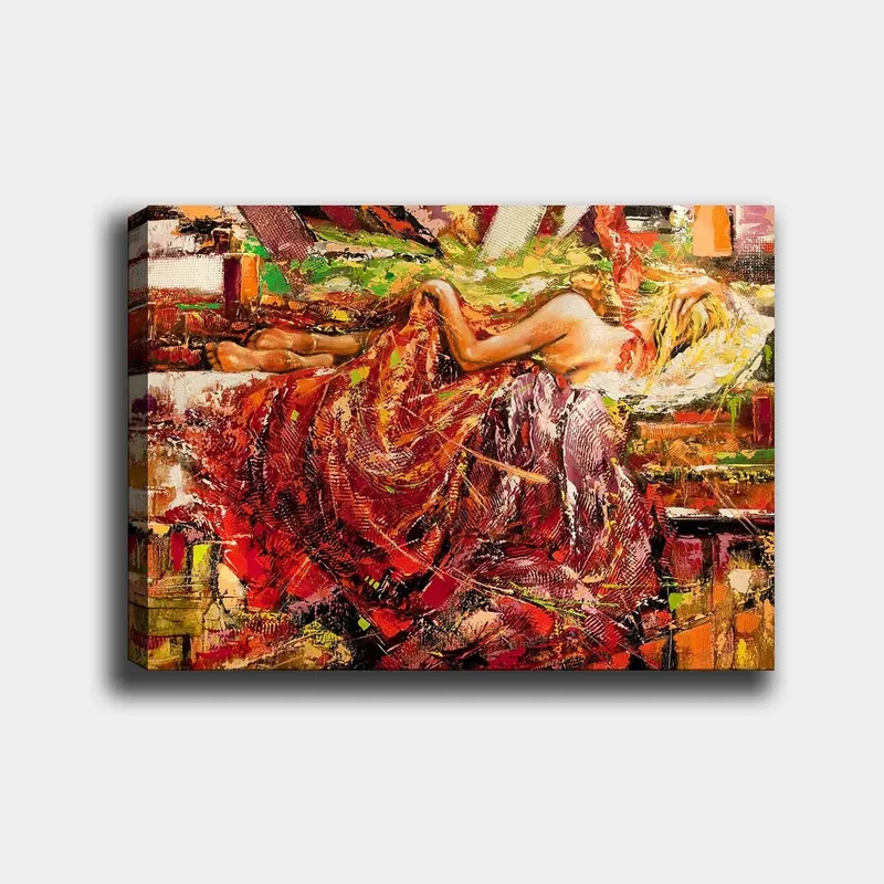 Canvas taulu 70x100 cm - Aistillinen nainen lepäämässä laskostetussa punaisen ja oranssin värisessä mekossa, Punainen / Oranssi / Keltainen