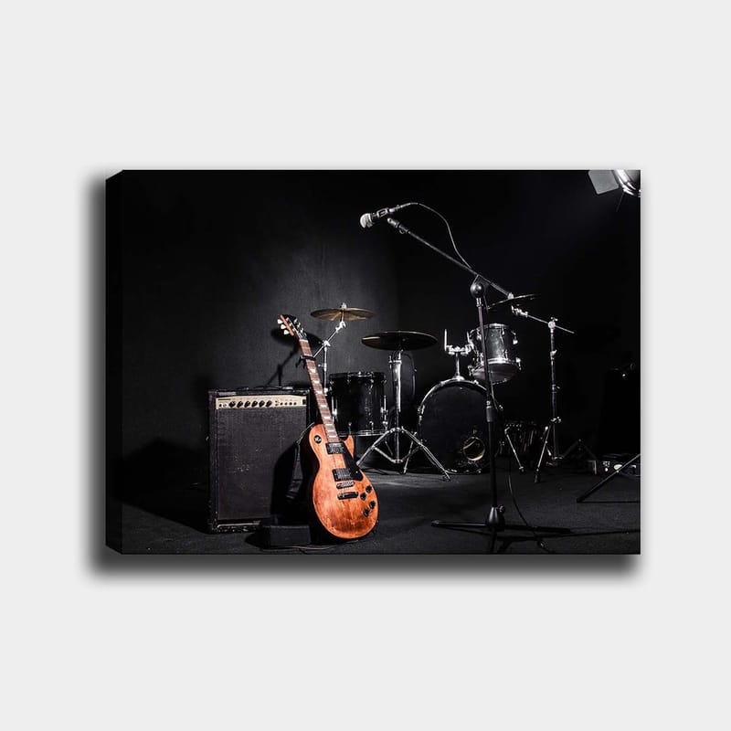 Canvas taulu 70x100 cm - Akustinen kitara ja rummut musiikkistudiossa, Ruskea / Musta / Hopea