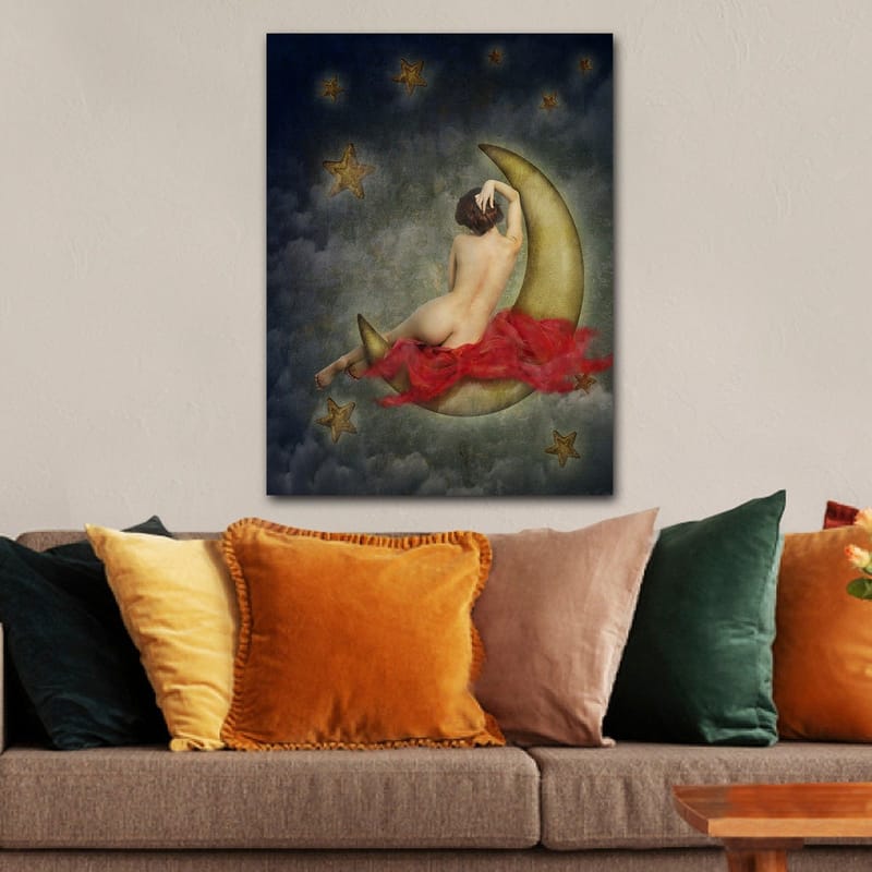 Canvas taulu 70x100 cm - Alaston nainen istuu kuunsirpin päällä tähtien ja pilvien ympäröimänä - Kulta / Punainen / Beige - Sisustustuotteet - Taulu & taide - Canvas-taulu