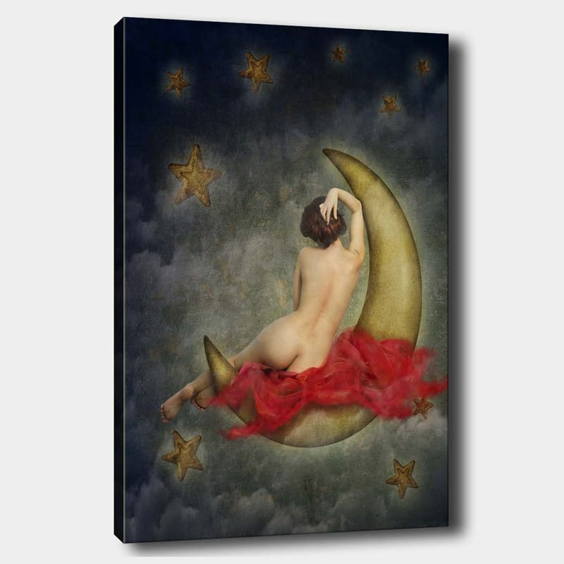 Canvas taulu 70x100 cm - Alaston nainen istuu kuunsirpin päällä tähtien ja pilvien ympäröimänä, Kulta / Punainen / Beige
