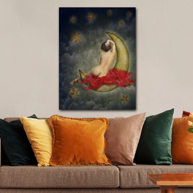 Canvas taulu 70x100 cm - Alaston nainen istuu kuunsirpin päällä tähtien ja pilvien ympäröimänä - Kulta / Punainen / Beige - Sisustustuotteet - Taulu & taide - Canvas-taulu