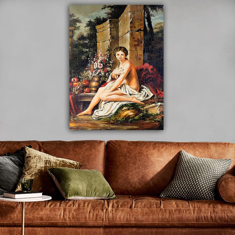 Canvas taulu 70x100 cm - Alaston nainen istuu valkoisen verhon kanssa, kukkien ja hedelmien ympäröimänä luonnonkauniissa ympäristössä - Punainen / Vihreä / Beige - Sisustustuotteet - Taulu & taide - Canvas-taulu