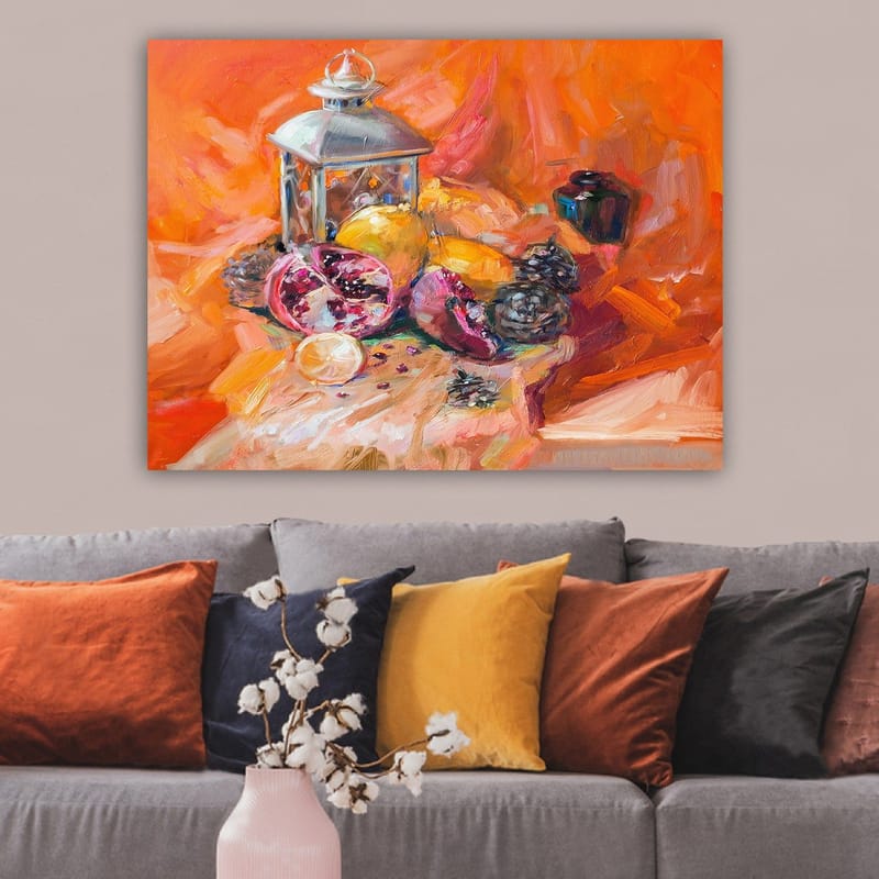 Canvas taulu 70x100 cm - Asetelma hedelmillä ja lyhdyllä lämpimin värein - Oranssi / Punainen / Keltainen - Sisustustuotteet - Taulu & taide - Canvas-taulu