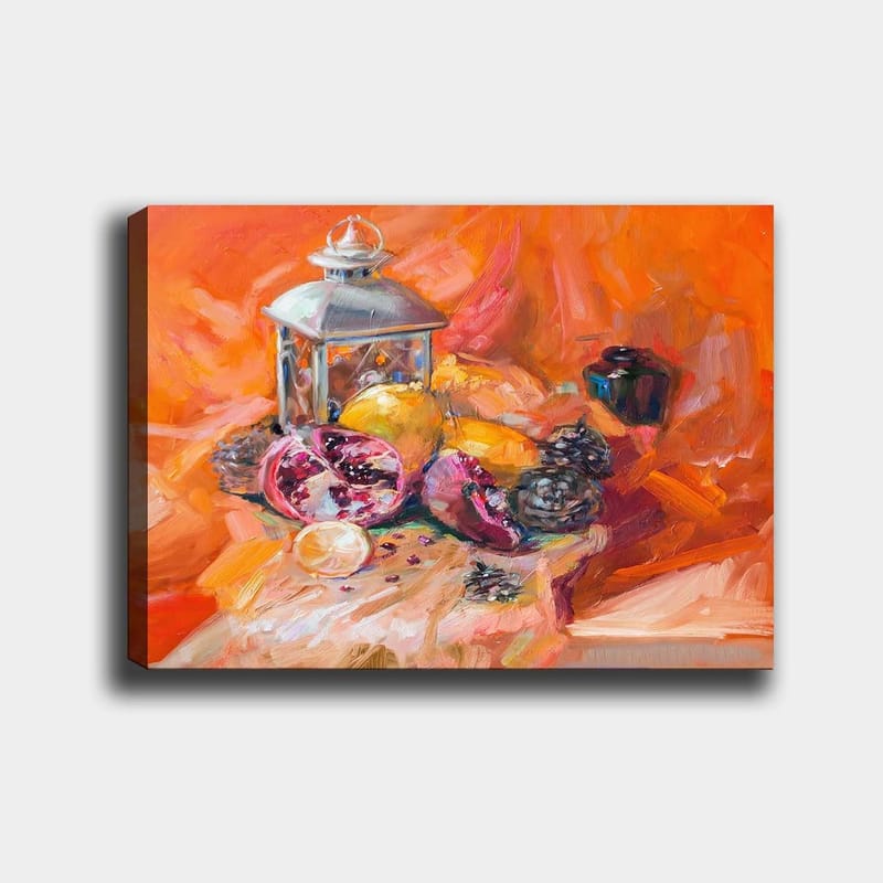 Canvas taulu 70x100 cm - Asetelma hedelmillä ja lyhdyllä lämpimin värein, Oranssi / Punainen / Keltainen