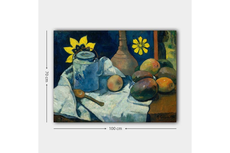 Canvas taulu 70x100 cm - Asetelma sinisellä kannulla, hedelmillä ja keltaisella kukalla - Sininen / Keltainen / Vihreä - Sisustustuotteet - Taulu & taide - Canvas-taulu