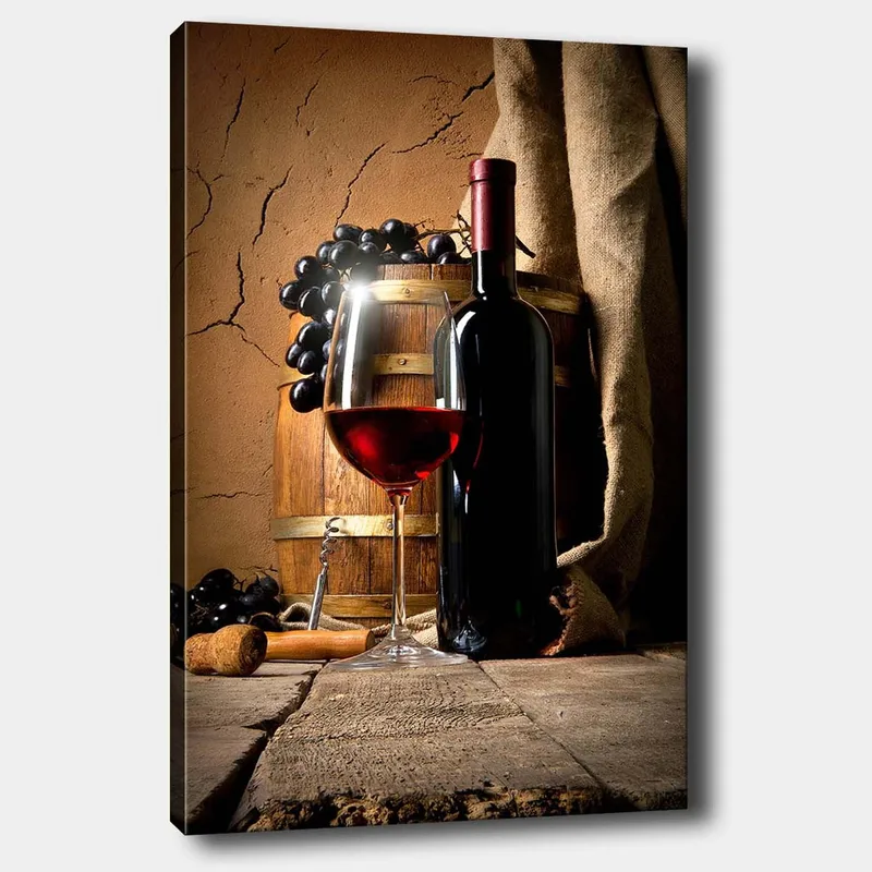 Canvas taulu 70x100 cm - Asetelma punaviinipullolla, viinilasilla ja viinirypäleillä puupinnalla, Tummanpunainen / Ruskea / Musta