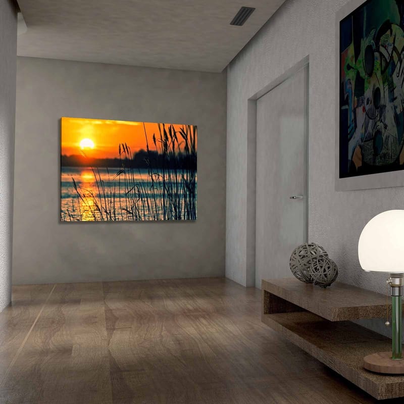 Canvas taulu 70x100 cm - Auringonlasku tyynen veden pinnan yllä, ruoho huojuu tuulessa - Oranssi / Sininen / Musta - Sisustustuotteet - Taulu & taide - Canvas-taulu