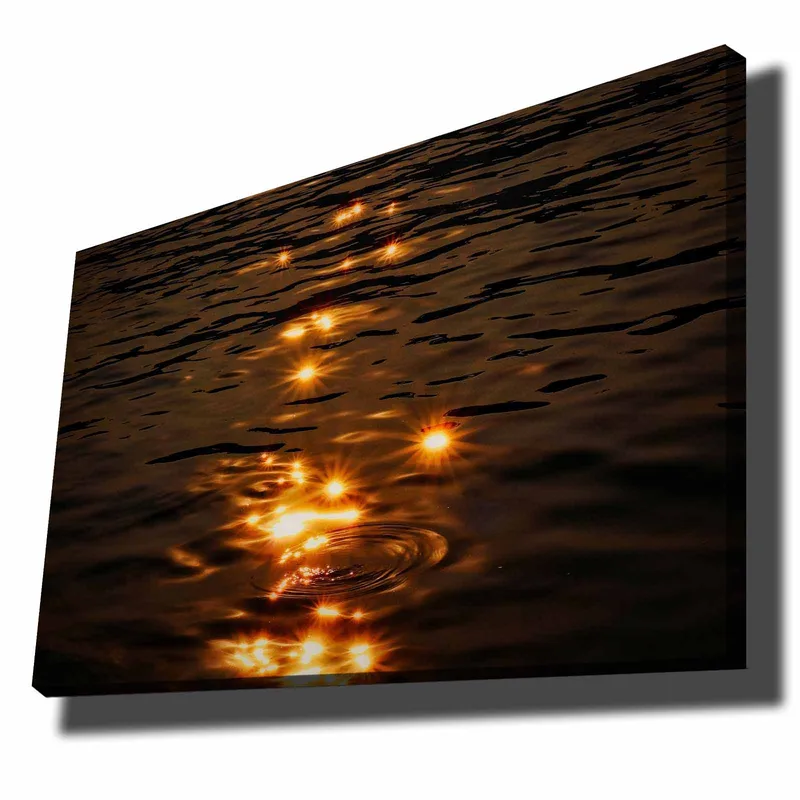 Canvas taulu 70x100 cm - Auringonvalon heijastukset tyynellä veden pinnalla, Kulta / Tummanruskea