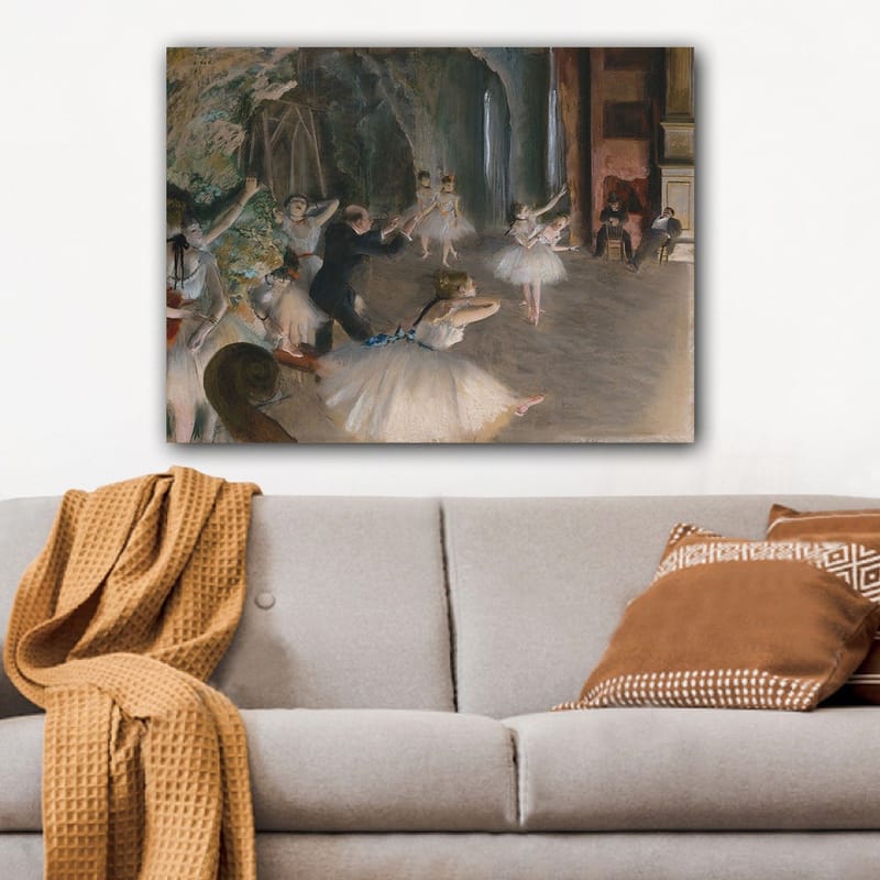 Canvas taulu 70x100 cm - Balettiesitys, jossa tanssijat tutu-pukuasussa harjoittelevat koreografin ohjauksessa - Vaaleansininen / Valkoinen / Beige - Sisustustuotteet - Taulu & taide - Canvas-taulu