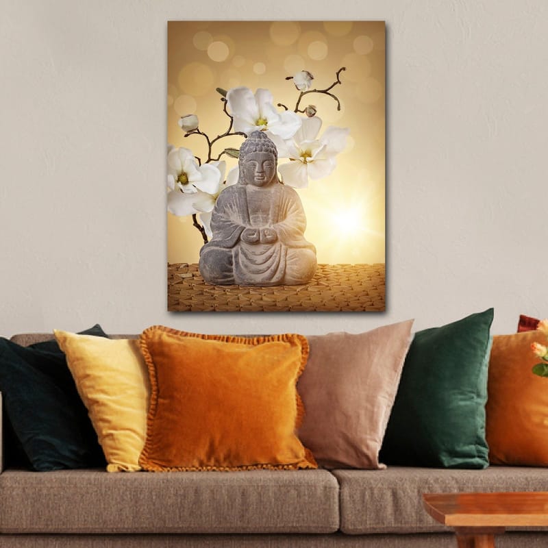 Canvas taulu 70x100 cm - Buddha-patsas, jota ympäröivät valkoiset kukat ja pehmeä, kultainen tausta - Harmaa / Valkoinen / Kultainen - Sisustustuotteet - Taulu & taide - Canvas-taulu