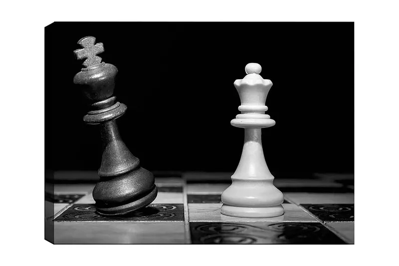 Canvas taulu 70x100 cm - Dramaattinen kuvaus kahdesta shakkikuninkaasta, toisesta mustasta ja toisesta valkoisesta, intensiivisessä yhteenotossa, Musta / Valkoinen