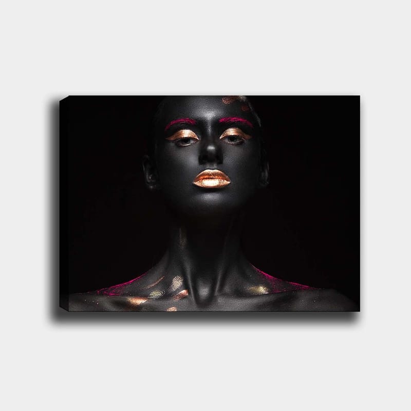Canvas taulu 70x100 cm - Dramaattinen muotokuva naisesta mustalla vartalomaalilla ja kultaisilla yksityiskohdilla - Musta / Kulta / Vaaleanpunainen - Sisustustuotteet - Taulu & taide - Canvas-taulu