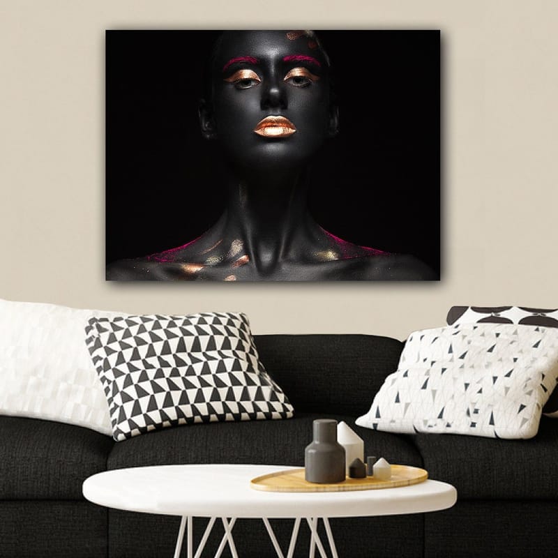 Canvas taulu 70x100 cm - Dramaattinen muotokuva naisesta mustalla vartalomaalilla ja kultaisilla yksityiskohdilla, Musta / Kulta / Vaaleanpunainen
