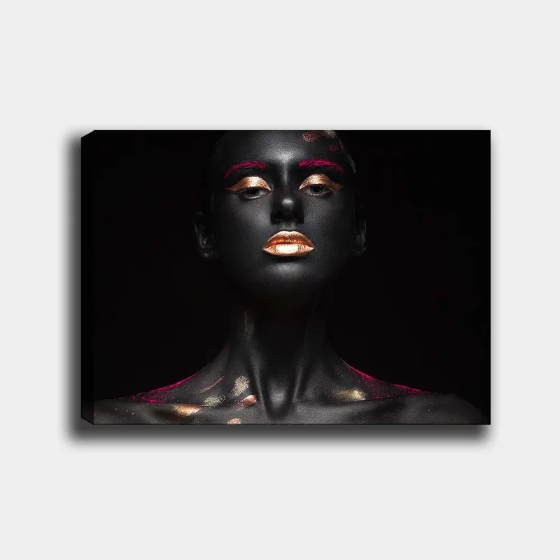 Canvas taulu 70x100 cm - Dramaattinen muotokuva naisesta mustalla vartalomaalilla ja kultaisilla yksityiskohdilla - Musta / Kulta / Vaaleanpunainen - Sisustustuotteet - Taulu & taide - Canvas-taulu