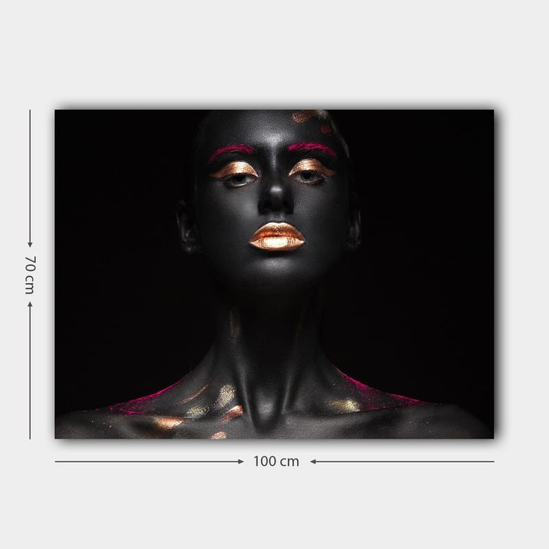 Canvas taulu 70x100 cm - Dramaattinen muotokuva naisesta mustalla vartalomaalilla ja kultaisilla yksityiskohdilla - Musta / Kulta / Vaaleanpunainen - Sisustustuotteet - Taulu & taide - Canvas-taulu