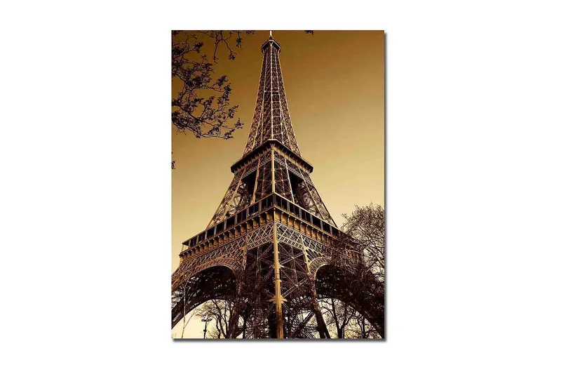 Canvas taulu 70x100 cm - Eiffel-torni dramaattisessa kulmassa, joka korostaa sen vaikuttavaa rakennetta, Kulta / Ruskea