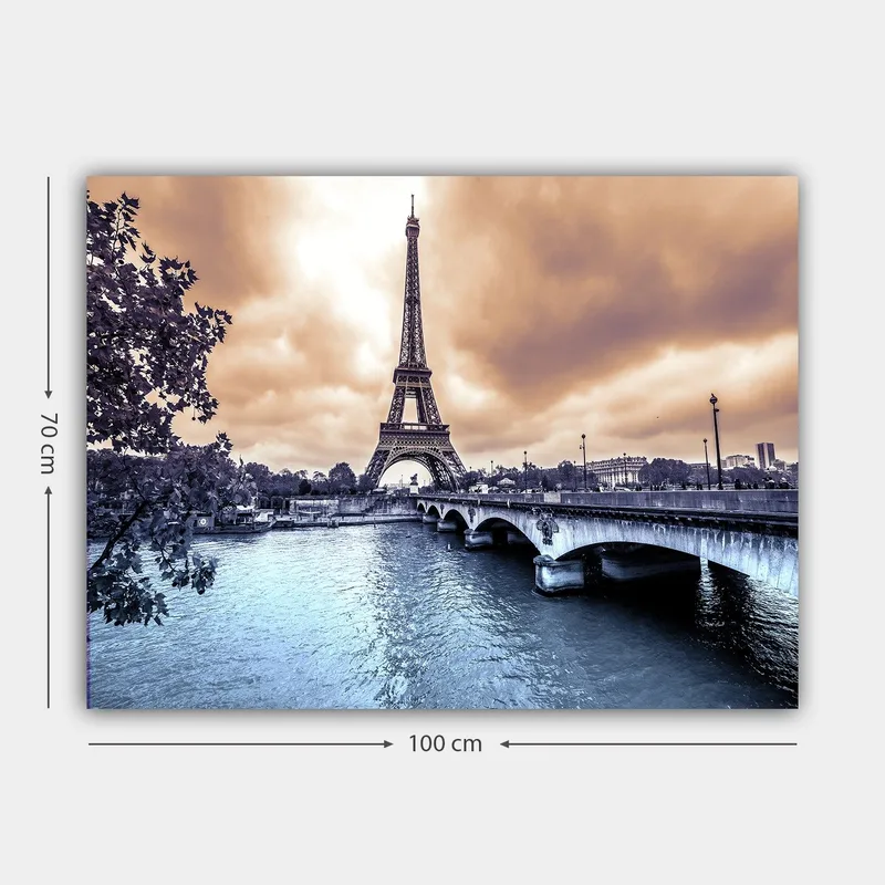 Canvas taulu 70x100 cm - Eiffel-torni kohoaa majesteettisesti Seine-joen ylle dramaattisen taivaan alla - Sininen / Harmaa / Kupari - Sisustustuotteet - Taulu & taide - Canvas-taulu