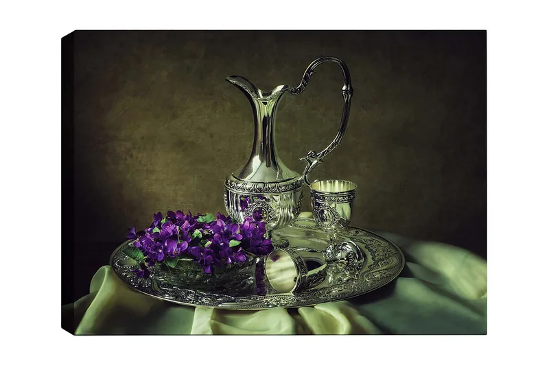 Canvas taulu 70x100 cm - Elegantti hopeinen kannu kukilla koristellulla tarjottimella, Hopea / Violetti / Vihreä