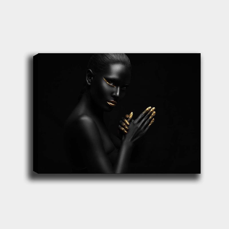Canvas taulu 70x100 cm - Elegantti ja salaperäinen nainen, jolla on musta iho ja kultaisia yksityiskohtia kasvoissa ja käsissä, Musta / Kulta
