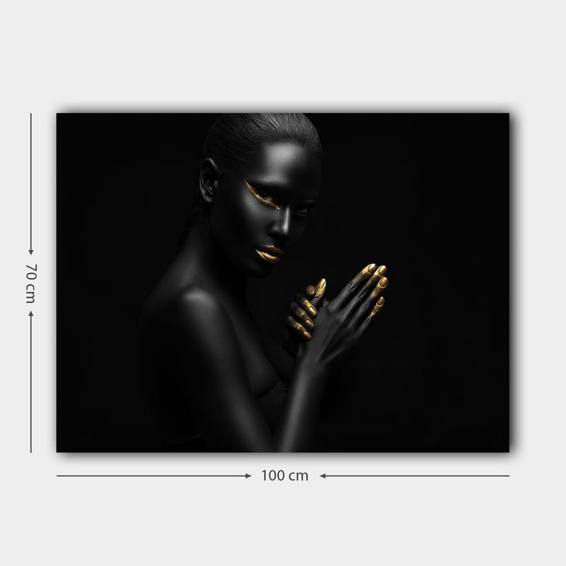 Canvas taulu 70x100 cm - Elegantti ja salaperäinen nainen, jolla on musta iho ja kultaisia yksityiskohtia kasvoissa ja käsissä - Musta / Kulta - Sisustustuotteet - Taulu & taide - Canvas-taulu