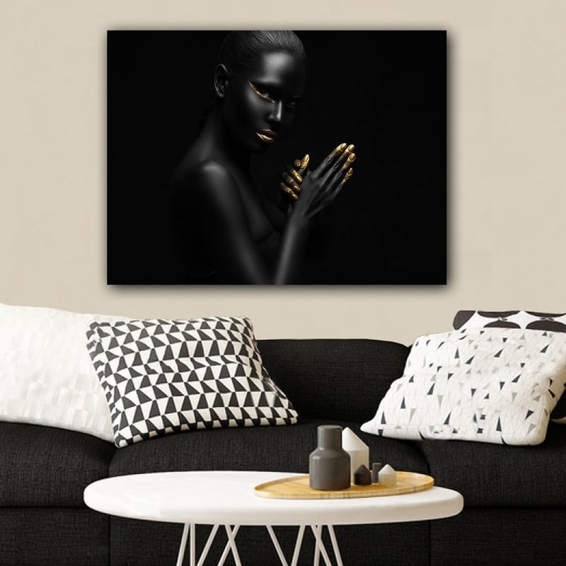 Canvas taulu 70x100 cm - Elegantti ja salaperäinen nainen, jolla on musta iho ja kultaisia yksityiskohtia kasvoissa ja käsissä - Musta / Kulta - Sisustustuotteet - Taulu & taide - Canvas-taulu